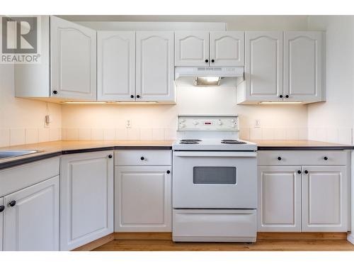 885 Walrod Street, Kelowna, BC - Indoor Photo Showing Kitchen