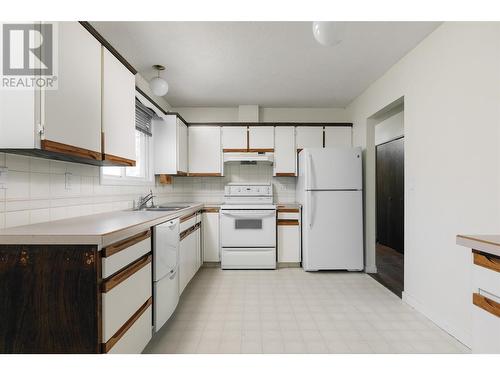 790 Caldow Street, Kelowna, BC - Indoor Photo Showing Kitchen With Double Sink