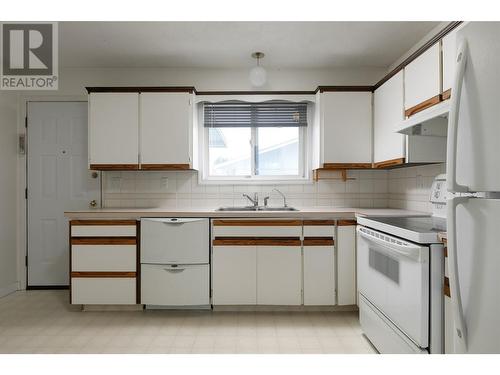 790 Caldow Street, Kelowna, BC - Indoor Photo Showing Kitchen With Double Sink