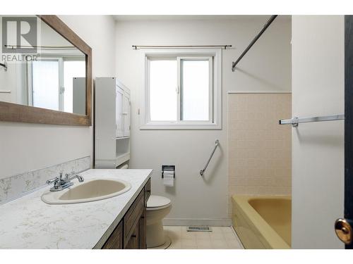 790 Caldow Street, Kelowna, BC - Indoor Photo Showing Bathroom