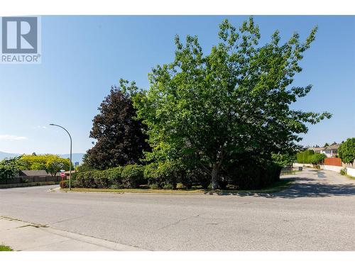 790 Caldow Street, Kelowna, BC - Outdoor