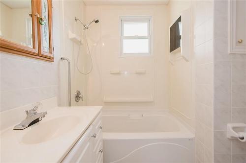 13 New Mountain Road, Hamilton, ON - Indoor Photo Showing Bathroom