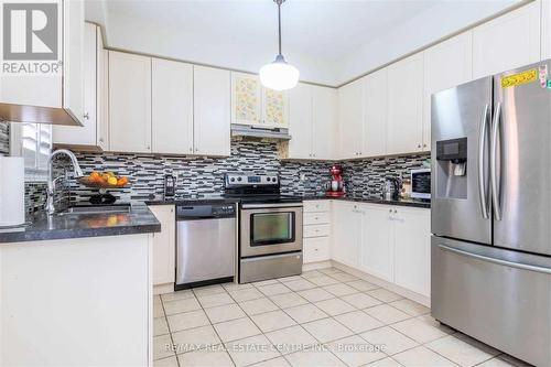 3 Abbotsbury Drive, Brampton (Credit Valley), ON - Indoor Photo Showing Kitchen With Upgraded Kitchen