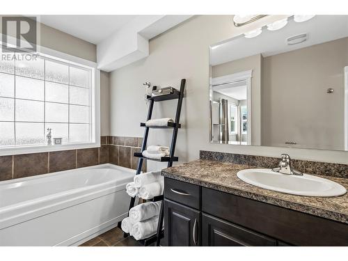 1209 Riverside Avenue Unit# F, Sicamous, BC - Indoor Photo Showing Bathroom