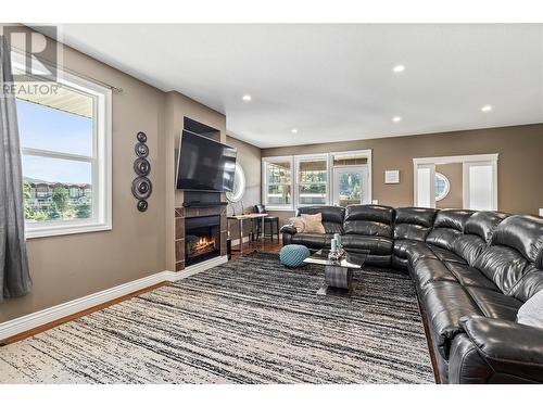 1209 Riverside Avenue Unit# F, Sicamous, BC - Indoor Photo Showing Living Room With Fireplace