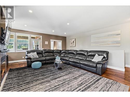 1209 Riverside Avenue Unit# F, Sicamous, BC - Indoor Photo Showing Living Room