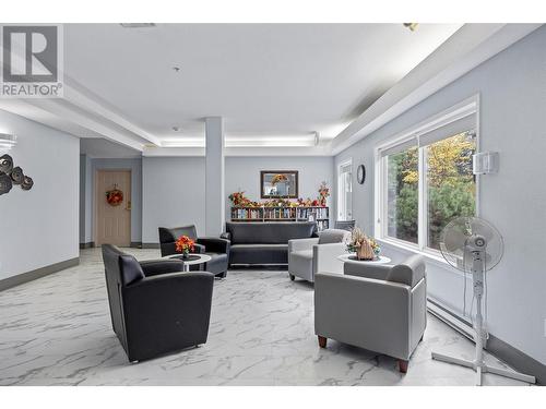 920 Saskatoon Road Unit# 213, Kelowna, BC - Indoor Photo Showing Living Room