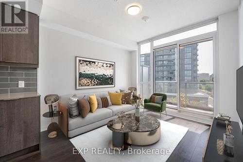 402 - 36 Forest Manor Road, Toronto (Henry Farm), ON - Indoor Photo Showing Living Room