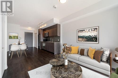 402 - 36 Forest Manor Road, Toronto (Henry Farm), ON - Indoor Photo Showing Living Room