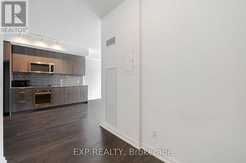 402 - 36 Forest Manor Road, Toronto (Henry Farm), ON - Indoor Photo Showing Kitchen