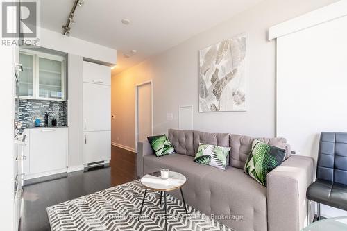 3309 - 14 York Street, Toronto C01, ON - Indoor Photo Showing Living Room