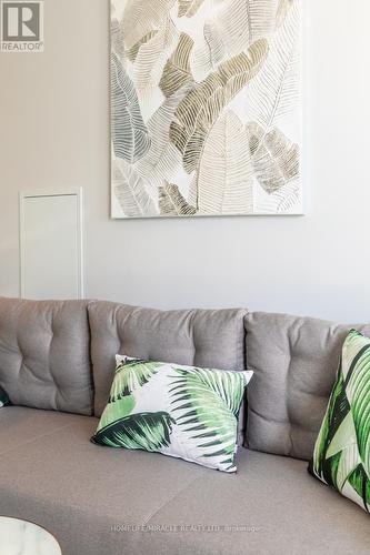 3309 - 14 York Street, Toronto, ON - Indoor Photo Showing Living Room