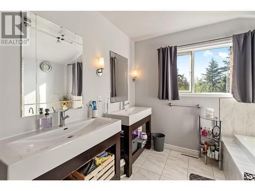 694 Mcclure Road, Kelowna, BC - Indoor Photo Showing Bathroom