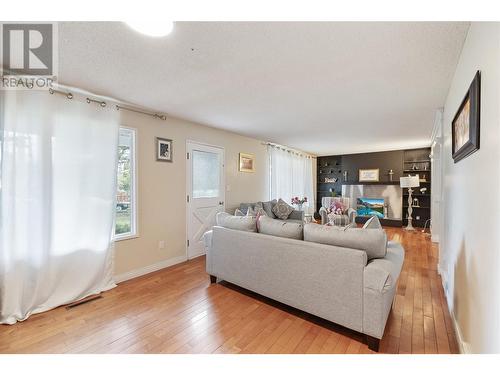 694 Mcclure Road, Kelowna, BC - Indoor Photo Showing Living Room