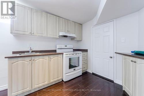 1060 Galesway Boulevard, Mississauga, ON - Indoor Photo Showing Kitchen