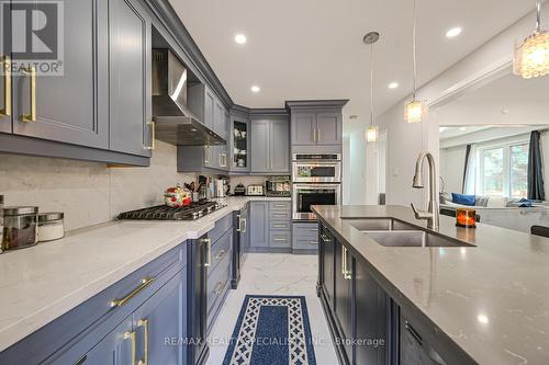 75 Wooliston Crescent, Brampton, ON - Indoor Photo Showing Kitchen With Double Sink With Upgraded Kitchen