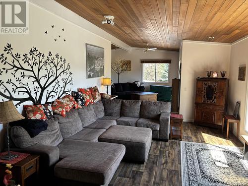 305 Lexington Road, Williams Lake, BC - Indoor Photo Showing Living Room