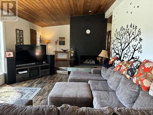 305 Lexington Road, Williams Lake, BC - Indoor Photo Showing Living Room With Fireplace