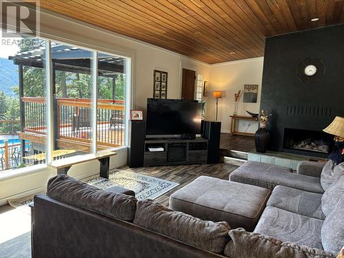 305 Lexington Road, Williams Lake, BC - Indoor Photo Showing Living Room With Fireplace