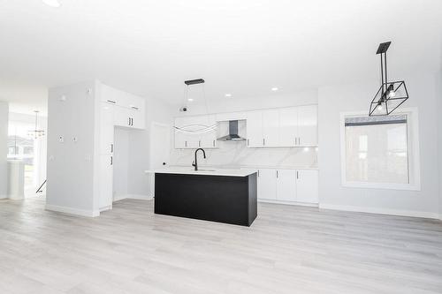 820 Turnberry Cove, Niverville, MB - Indoor Photo Showing Kitchen