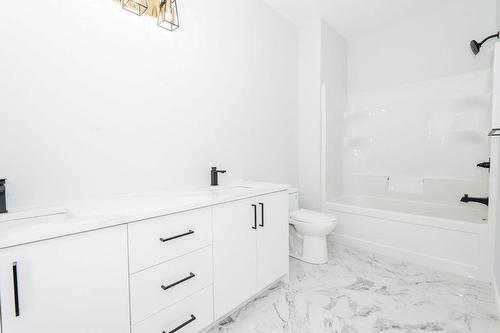 820 Turnberry Cove, Niverville, MB - Indoor Photo Showing Bathroom