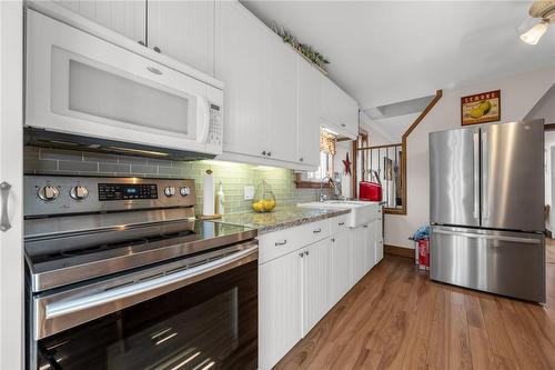 552 Quebec Street, Hamilton, ON - Indoor Photo Showing Kitchen