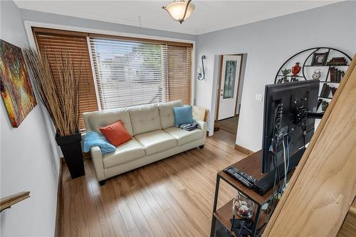 552 Quebec Street, Hamilton, ON - Indoor Photo Showing Living Room