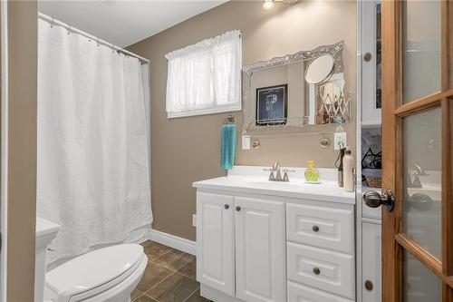 552 Quebec Street, Hamilton, ON - Indoor Photo Showing Bathroom