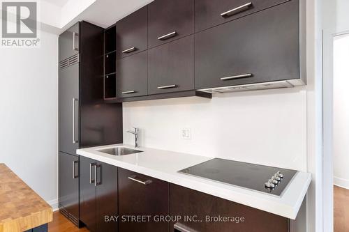 1608 - 1080 Bay Street, Toronto, ON - Indoor Photo Showing Kitchen