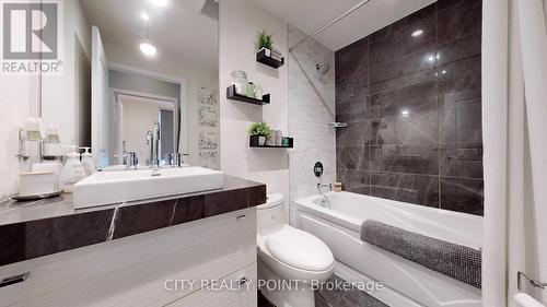 Uph4103 - 33 Shore Breeze Drive, Toronto W06, ON - Indoor Photo Showing Bathroom