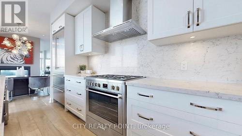 Uph4103 - 33 Shore Breeze Drive, Toronto W06, ON - Indoor Photo Showing Kitchen With Upgraded Kitchen