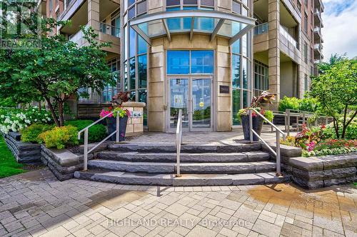 316 - 2480 Prince Michael Drive, Oakville, ON - Outdoor