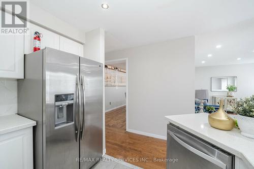 70 Penbridge Circle, Brampton, ON - Indoor Photo Showing Kitchen