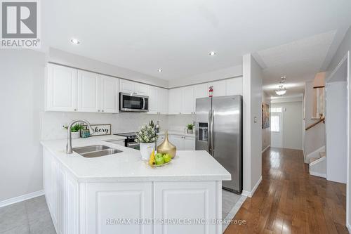 70 Penbridge Circle, Brampton, ON - Indoor Photo Showing Kitchen With Double Sink With Upgraded Kitchen