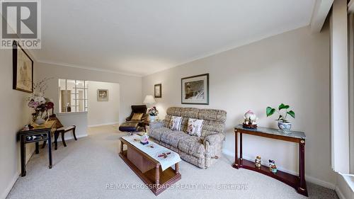 35 Murmouth Road, Toronto, ON - Indoor Photo Showing Living Room