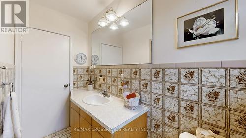 35 Murmouth Road, Toronto, ON - Indoor Photo Showing Bathroom