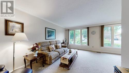 35 Murmouth Road, Toronto, ON - Indoor Photo Showing Living Room