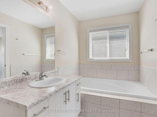 52-52 Dolomiti Crt, Hamilton, ON - Indoor Photo Showing Bathroom