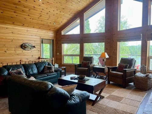 59 Poplar Bay, Kenora, ON - Indoor Photo Showing Living Room