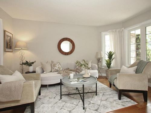 41 Tipton Cres, Ajax, ON - Indoor Photo Showing Living Room