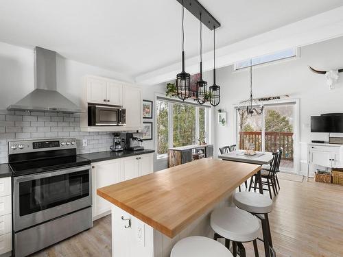 Cuisine - 21 Rue Du Rocher-Fleuri, Saint-Raphaël, QC - Indoor Photo Showing Kitchen With Upgraded Kitchen