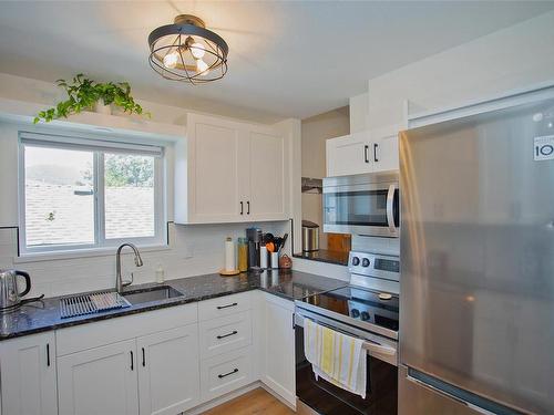 406 Murray St, Nanaimo, BC - Indoor Photo Showing Kitchen