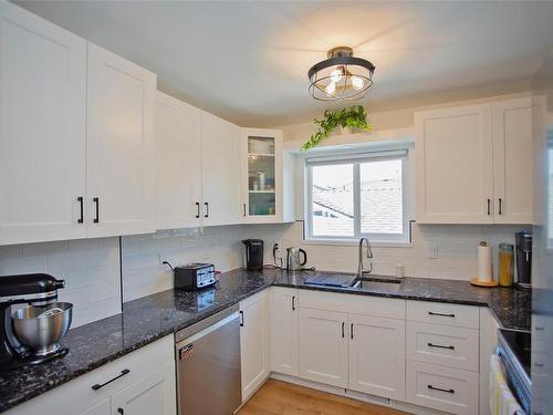 406 Murray St, Nanaimo, BC - Indoor Photo Showing Kitchen