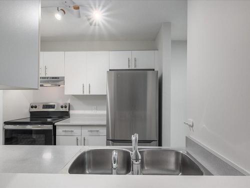 102-4701 Uplands Dr, Nanaimo, BC - Indoor Photo Showing Kitchen With Double Sink