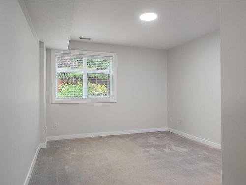 102-4701 Uplands Dr, Nanaimo, BC - Indoor Photo Showing Other Room