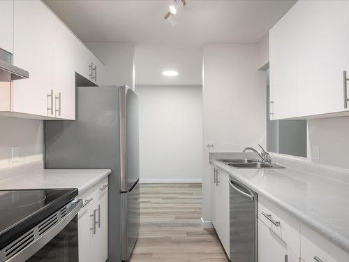 102-4701 Uplands Dr, Nanaimo, BC - Indoor Photo Showing Kitchen With Double Sink