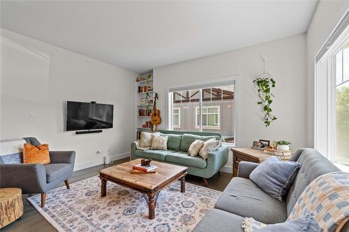 106-3606 25Th Avenue, Vernon, BC - Indoor Photo Showing Living Room