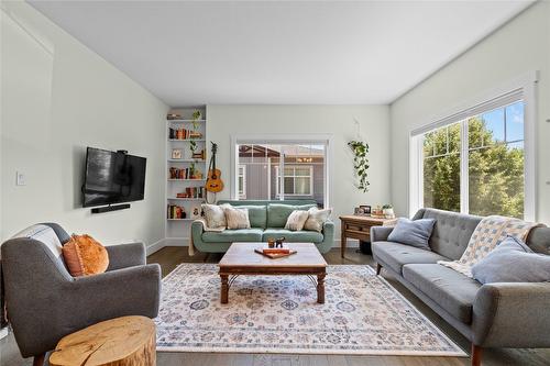 106-3606 25Th Avenue, Vernon, BC - Indoor Photo Showing Living Room