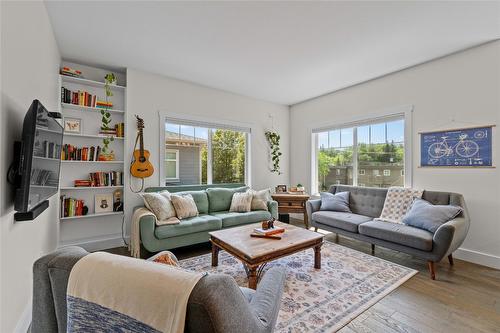 106-3606 25Th Avenue, Vernon, BC - Indoor Photo Showing Living Room