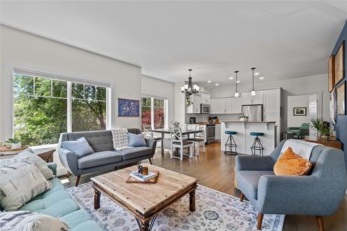 106-3606 25Th Avenue, Vernon, BC - Indoor Photo Showing Living Room